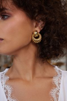 Product Description: These polished gold ribbed door knocker clip earrings offer a timeless look and smooth top for a luxurious feel. Dimensions: 1.25" x 1" ﻿Style Number: ﻿6702EG Door Knocker Earrings, Cruise Wear, Door Knocker, Door Knockers, Kenneth Jay Lane, Clip Earrings, Jewelry Bags, Clip On Earrings, Jay