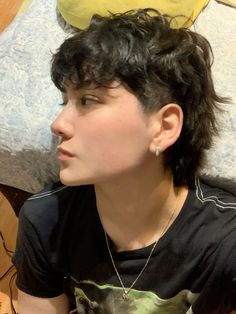 Masculine Haircut For Women Curly, Curly Ftm Haircuts, Short Curly Masc Haircuts, Dyed Curly Mullet, Short Hairstyles Masc, Short Scruffy Hair, Androgynous Hair Short Masc, Soft Masc Haircut