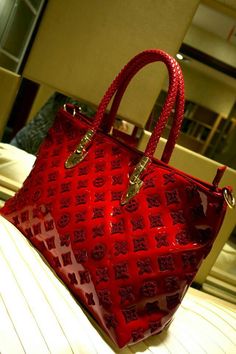 Red Purse, Beautiful Handbags, Lv Handbags, Burberry Handbags, Purses Designer, Vuitton Bag, Hand Bags, Louis Vuitton Speedy Bag