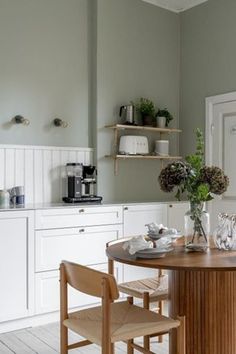 the kitchen is clean and ready to be used for breakfast or dinner time, as well as other things that are on the table