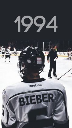 the back of a hockey player wearing a helmet