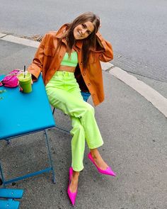 Leather Top Outfit, Extreme Fashion, Rosa Neon, Neon Outfits, High Fashion Looks, Wearing Color, Stylish Eve, Neon Fashion