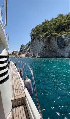 there is a boat in the water and some rocks on the side of the boat