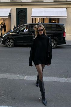 Paris Chic Style Outfits Winter, Short Dress Boots Outfit, Paris Rainy Day Outfit, Autumn Rainy Day Outfit, Paris Day Outfit, Autumn Paris Outfits, Going Out Outfit Nyc, Paris Inspired Outfits, Gentlewoman Style