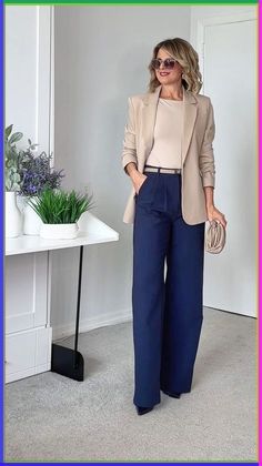 Winter fashion outfits ideas for women with a cozy scarf. Casual Spring Work Outfits For Women 2024, Structured Outfits For Women, Wide Leg Pants With Blazer, Summer Plane Outfit, Italian Woman Style, Italian Office, Fall Office Outfits, Chique Outfit, Beige Blazer