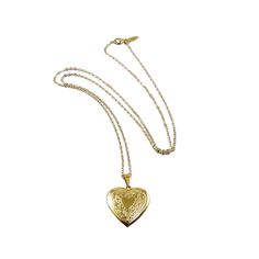 Keep pictures of your loved ones close to your heart with this beautiful gold photo locket necklace. The necklace is made with a large gold plated, heart shaped photo locket that is suspended on a long, 30 inch (76.2cm) 14K gold filled chain, that is durable but attractive. The necklace has a 14K gold filled lobster clasp. Because of the length of the necklace, it can be worn alone or paired with shorter necklaces for a layered look. This locket is larger than the average photo locket. The avera Necklace Drawing, Floating Pearl Necklace, Teardrop Pearl Earrings, Gold Heart Locket, Gold Locket Necklace, Locket Bracelet, Heart Photo, Photo Locket Necklace, Heart Locket Necklace