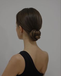 #свадебнаяприческа #низкийпучок #гладкийпучок #weddinghairstyle Short Bride Hair, Lady Locks, Hair Sleek, Bride Vibes, Short Bride, Classy Wedding Dress, Sleek Bun, Bride Hair, Civil Ceremony