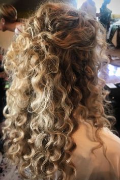 Curly Natural Curls, Nails Lips, Curly Haircut, Hairstyles Updo, Beautiful Curls, Penteado Cabelo Curto, Beauty School, Half Up Hair