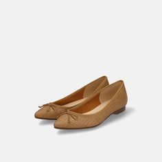 Classic ballet shoes with a mesh-like embossed material for an elegant and casual look. A pair of shoes that adult women would love to wear with their pointed and shallow cut. We have prepared a variety of colors that will make you want to have multiple pairs because you want to wear them every day. Beige Textured Sole Ballet Flats, Beige Slip-on Pointed Toe Ballet Flats, Beige Pointed Toe Ballet Flats With Removable Insole, Beige Pointed Toe Slip-on Ballet Flats, Elegant Ballet Flats With Textured Sole For Spring, Beige Closed Toe Ballet Flats With Textured Sole, Elegant Pointed Toe Flats With Textured Sole For Spring, Wooden Pattern, Fukushima