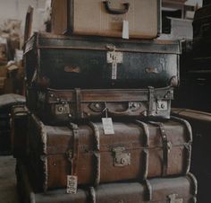 Harry Potter aesthetic Gryffindor Aesthetic, Ravenclaw Aesthetic, Old Suitcases, Vintage Trunks, Vintage Suitcases, Slytherin Aesthetic, Vintage Suitcase, European Antiques