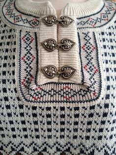 Scandinavian wool blended sweater Vintage norwegian sweater Chunky oversized nordic sweater White patterned pullover sweater Exellent vintage condition.  Composition - 30% wool, 70% acrylyc Measurements: Length - 67 cm (26 3⁄8 in) From pit to pit - 60 cm (23 5⁄8 in) Sleeve length from the seam - 49 cm (19 in) All measurements were taken on a horizontal surface. Norwegian Wool Sweater, Diamond Sweaters, Norwegian Style, Norwegian Sweater, Winter Knitwear, Nordic Sweater, Sweater Chunky, Vintage Knitting Patterns, Patterned Cardigans