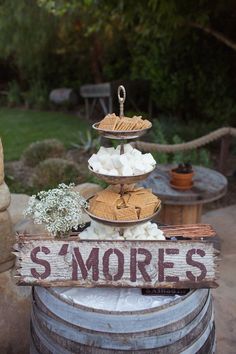 there is a sign that says s'mores on it and some food in the middle