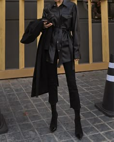 TOP - modus Andrew Jackson, Woman In Black, Monochrome Outfit, Looks Street Style, Leather Shirt, Black Outfits, All Black Outfit, Mode Inspo, 가을 패션