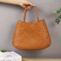 SPECIFICATIONSBrand Name: artmomoHandbags Type: Shoulder BagsTypes of bags: Shoulder & HandbagsMain Material: Split LeatherLining Material: CanvasShape: BucketPlace Of Origin: GUANG DONG ProvincePlace Of Origin: GUANG DONG ProvinceOrigin: Mainland ChinaCN: GuangdongDecoration: NONEExterior: NONEOccasion: VersatileModel Number: 653Number of Handles/Straps: Single Full Grain Leather Bag, Leather Bag Handmade, Leather Basket, Leather Work Bag, Soft Leather Tote, Woven Leather Bag, Retro Purse, Leather Weekender Bag, Leather Weekender