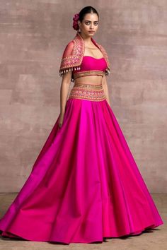 Draped Lehenga, Drape Lehenga, Sheer Cape, Chiffon Cape, Indian Outfits Lehenga, Gaun Fashion, Indian Dresses Traditional, Tarun Tahiliani, Designer Party Wear Dresses