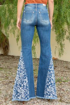 High-rise paisley accents super flared denim. 99% Cotton, 1% Elastane Machine Wash Separately In Cold Water With Like Colors Front Rise: 10.5"; Back Rise: 14.5” Inseam: 34” Style No.� H5151SF569-M853 Bohemian Jeans, Jeans Sewing, Black Bootcut Jeans, Super Flare Jeans, Flared Denim, Straight Clothes, Bootcut Jean, Recycled Denim, Body Dress