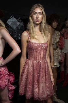 Farewell Aesthetic, Event Dresses Short, Chic Evening Dress, Fashion Week Spring 2020, Special Event Dresses, Designer Mini Dresses, Iconic Dresses, Pretty Prom Dresses, York Dress