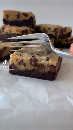 Brookies being prepared Pinterest Baking Recipes, Fun Baking Recipes Desserts Easy, Simple Recipes Baking, Tasty Baking Videos Desserts, Desserts Easy Videos, Easy Bake Ideas, Yummy Deserts Recipes, Baking Recipes Tiktok, Tasty Baking Recipes