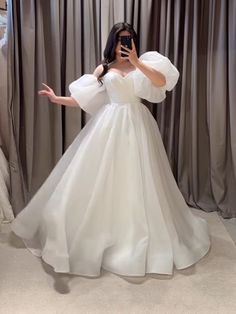 White Gowns Elegant Simple, White Gowns Elegant Classy, White Evening Gown, White Evening Gowns, Gown Elegant, Fancy Wedding Dresses, Tulle Sleeves