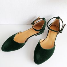 "❣ PRODUCT DESCRIPTION Ready to ship in a few days classic pointed-toe shoes that can be dressed up or down, with your elegant dress or jeans. Our green velvet ankle strap low heel pumps will have you turnin' heads and stopping traffic all season long! Add a bit of color to ensembles in need of a boost! Also perfect for special occasions and as your wedding shoes! They are handcrafted by premium dark green velvet and leather innersoles, featuring an ankle strap, and are finished with chic and co Green Pointed Toe Flats For Fall, Green Low Heel Heels For Fall, Green Closed Toe Flats For Party, Prom Flats, Closed Sandals, Green Velvet Shoes, Velvet Ballet Flats, Green Ballet Flats, Green Pumps