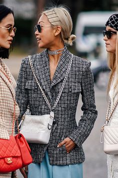 Manche Sternzeichen sind super gut darin, Freundschaften und sogar Liebe vorzuspielen. Welche das sind, verraten wir im Horoskop. Chanel Outfit, Chanel Jacket, Gabrielle Chanel, Jumpsuit Elegant, Chanel Fashion, Street Outfit, Street Chic, Lady Dior Bag, Fashion Stylist