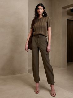 Utility with a twist, this cargo pant is crafted using a luxurious and softly structured fabric for a refined look and feel.  TAPERED FIT: High waisted, tapered leg.  Ankle length.  Zip fly with hook and bar closure.  Removable belt.  Front, back and Banana Republic Outfits 2023, Banana Republic Outfits, Cargo Pants Color, Fashion Mom, Structured Fabric, Br Style, 30s Fashion, Green Cargo Pants, Petite Shorts