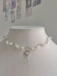 Cute Necklaces Pearl, Silver Bead Jewelry, Aesthetic Beaded Jewelry Necklaces, Aesthetic Jewelry Necklaces, Cute Homemade Jewelry, Coquette Pearl Necklace, Pearl Beaded Jewelry, How To Make Necklaces With Beads, Cute Jewelry Aesthetic