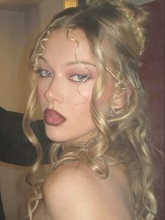 Period Makeup Looks, Eye Makeup For Blondes With Blue Eyes, Makeup For Green Eyes Blonde Hair, Fairy Inspired Hairstyles, Makeup Looks For Blonde Hair, Makeup For Blue Eyes Blonde Hair, Princess Makeup Aesthetic, Early 2000 Makeup, Ocean Makeup Looks