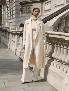 White Coat Outfit, Blazer Off White, Chique Outfit, High Fashion Women, Stylish Work Outfits, Trendy Fashion Outfits, White Coat, Total Look, Coat Outfits