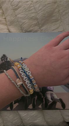 Outer banks, bracelets Pura Vida Diy, Obx Aesthetic Bracelets, How To Make An Obx Bracelet, Obx Clay Bead Bracelet Ideas, Pouge Life Bracelets, Obx Bracelets Ideas Jj, Outerbanks Bracelets Diy, Pogue Bracelets, Clay Bead Bracelet Ideas Outer Banks