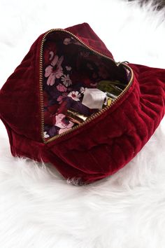 Vintage style quilted velvet toiletry bag  Made with 100 % cotton velvet with a luxurious touch which will keep you company where ever you go. Thanks to its spacious shape you can carry your products easily within. I prioritise natural fibres such as cotton in order to lengthen the life of each item I create. The lining is made of 100 % cotton with a purple flower print Liberty fabric.  It's a perfect gift idea to offer your loved ones or even yourself :)  All my products are carefully made in l Stretch Beaded Bracelets Diy, Quilted Velvet, Travel Cases, Diy Bag Designs, Velvet Quilt, Vanity Case, Natural Fibres, Beaded Bracelets Diy, Liberty Fabric