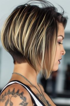 Dynamic undercut bob with bold roots and blonde highlights, creating a striking visual contrast for a fashion-forward look Undercut Bob Hairstyles, Undercut Bob Haircut, Shaved Designs, Undercut Bob, Light Blonde Highlights, Curly Bob Hairstyles, Bob Haircuts, Latest Hairstyles, Edgy Look