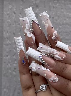 Short Coffin Flower Nails, White Nails Bling, White Bling Acrylic Nails, Quinceañera Nails, Nails For Quinceanera, Nails Art Easy