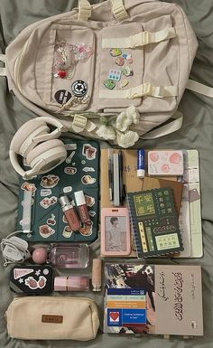 Aesthetic Backpack Decoration, Backpack Aesthetic College, Cute Backpack Accessories, What's In My College Backpack, Backpack Inspo School Aesthetic, Aesthetic College Bags, Stuff To Put In Your Backpack For School, What S In My Backpack, Whats In My Bag Uni Student