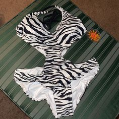 Black And White One Piece Inside Cups 2000s Swimsuit, Y2k Swimwear, Vegas Aesthetic, Black And White One Piece, White One Piece, Swim Suits, Teen Vogue, Hat Hairstyles, Fitness Inspo