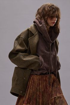 BALLOON POPOVER HOODIE - BROWN - R13 People Reference Poses, Brown Aesthetic Outfits, Big Jacket Outfits, Brown Clothes Aesthetic, Essential Handbags, Brown Winter Jacket, Dear September, Hunting Outfit, Oversized Hoodie Outfit