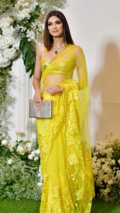 Haldi Saree For Bride Sister, Yellow Saree Look, Elegant Bridal Hairstyles, Haldi Saree, Indian Dress Up, Corset Fashion Outfits, Indian Outfits Lehenga