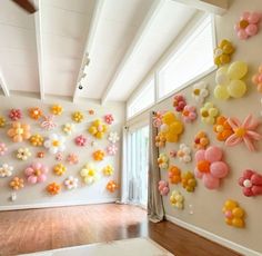 Baloon Birthday Decor Kids, Small Party Decorations Simple, Diy Flower Party Decor, Flower Theme Bday Party, Floral Bday Party Decor, Aesthetic Balloon Decorations, Spring Birthday Decorations, Flower Decorations Birthday, At Home Birthday Decorations