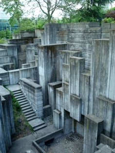 an outdoor structure made out of concrete blocks with steps leading up to the top and bottom