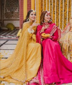 Simple Mehndi Dresses, Haldi Poses, Pen Lettering, Haldi Ceremony Outfit, Shoes Guide, Indian Wedding Poses, Card Ui, Bride Photos Poses