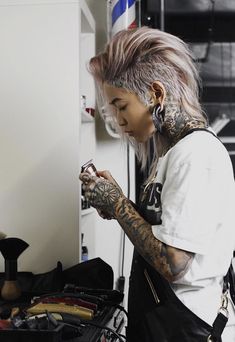 Female Undercut Long Hair, Tattoo Fe, Undercut Hairstyles Women, Undercut Long Hair, Androgynous Hair, Undercut Women