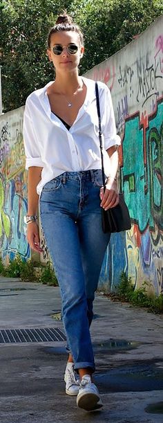 Amorecas, este post vai especialmente para quem comprou um par de mom jeans na empolgação, mas ainda não teve coragem de usar. As vezes a gente se anima com uma tendência que parece linda nas produ… Boyfriend Jeans Outfit, Mode Shoes, Mom Jeans Outfit, Best Casual Outfits, Trendy Swimwear, Outfit Jeans, Elegante Casual, Jeans Mom, Jeans Outfit