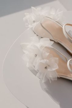 White Wedding Flats With Organza Flowers Bridal Flat Shoes - Etsy Ukraine Spring Wedding Shoes With Flower Design, Elegant Tulle Wedding Heels, Elegant Tulle Heels For Wedding, Spring Wedding Heels With Tulle Material, Bridal Flat Shoes, Bridal Flat Sandals, Flower Heels, Bridal Flats, Wedding Pumps