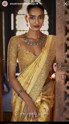 Gold Saree Blouse Design, Traditional Indian Dress, Wedding Blouse Designs, Indian Dresses Traditional, Elegant Blouse Designs, Traditional Indian Outfits