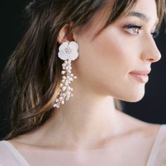 Bridal Jewelry Pearl Earrings, White Flower Hair Clip, Modern Pearl Earrings, Pearl Bridal Earrings, White Flower Earring, Geode Earrings, Vintage Inspired Jewelry, Bridal Earrings Pearl, Romantic Bride