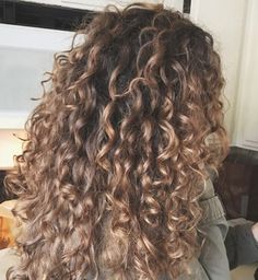 DIY balyage using Shea moisture hair dye in the color "light blonde" + devacut Highlights Curly, Blonde Curly Hair, Colored Curly Hair, Hair Styles 2017, Penteado Cabelo Curto, Skateboarder, Lace Hair, Blonde Wig, Long Curly Hair