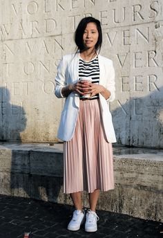 Saia midi + tênis: a dupla nada óbvia e muito estilosa » STEAL THE LOOK Pleated Midi Skirt Outfit, Midi Skirt Outfit, Sneakers Street Style, Skirt And Sneakers, A Skirt, White Blazer, Pleated Midi Skirt, Skirt Design, Casual Street Style