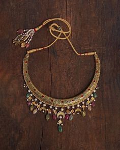 Gold Necklace With Beads, Traditional Gold Jewellery Indian, Gold Hasli Designs, Vilandi Jewellery Necklaces, Old Indian Jewellery, Hasli Designs, Hasli Necklace Gold, Amrapali Jewellery