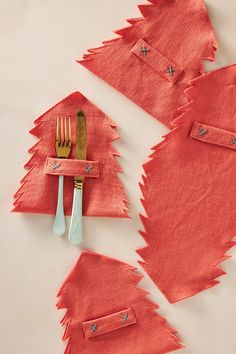 the napkins have been made to look like christmas trees with forks and spoons