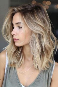 Elevate your thin hair with 20 medium hairstyles that offer volume and elegance. Each style is designed to flatter and add a luxurious thickness to your locks. Short Hair Light Layers, Textured Medium Haircut, Mid Length Straight Hair, Long Layered Bob Hairstyles, Women's Haircut, Hair Color For Fair Skin, Hair Fixing, Haircut Styles